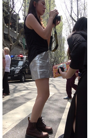 漂亮的银色皮裙美女