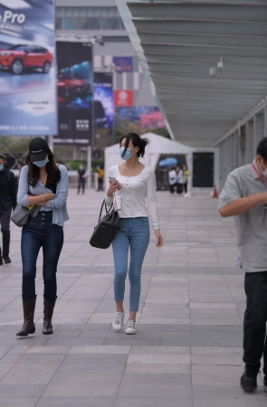 清晨的紧牛长腿小姐姐