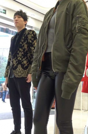 4K 街拍紧身皮裤美丽小姐姐买衣服  [830 MB]