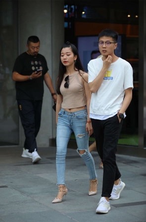 高跟破洞牛仔气质小姐姐高清原图