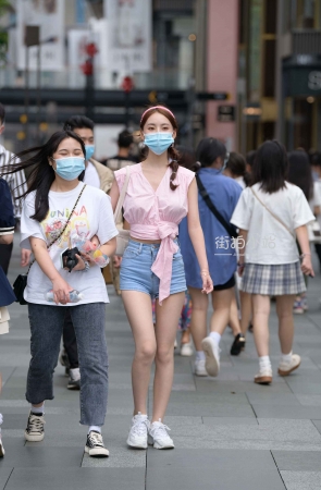 街头抓拍粉色衫，热牛小姐姐