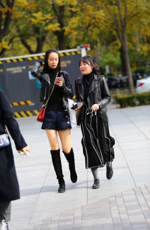 被摄影师拦截-美腿高靴