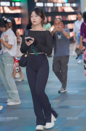 恬静漂亮蜜桃身材