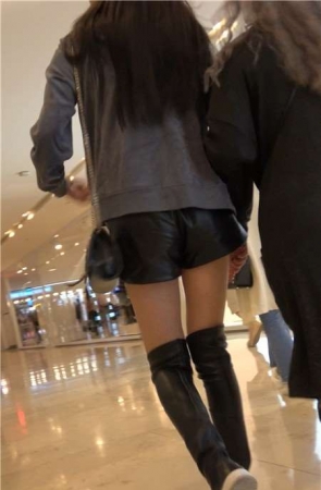 4K-街拍长筒靴露大腿短热裤美女逛商场 [922 MB]