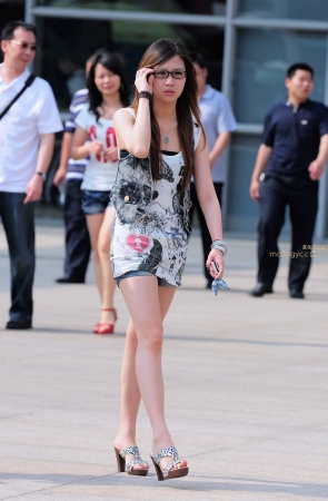 热裤，长腿，高跟凉拖