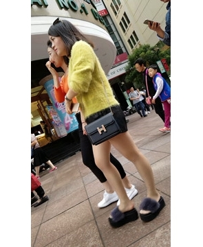 街拍丝袜黄色毛衣美眉