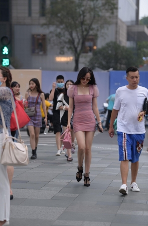 性感包屯裙长腿美女