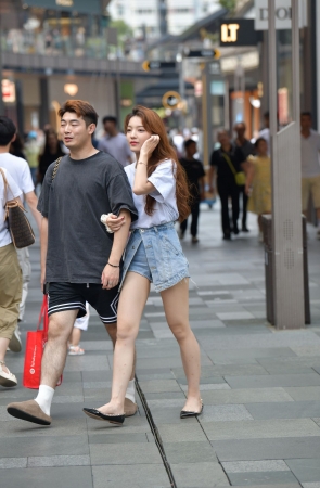 25223-9=51√热裤大白腿平底鞋女友