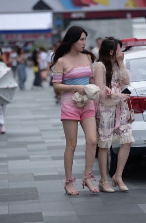 粉红色的高跟鞋