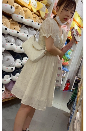 白色连衣裙美女