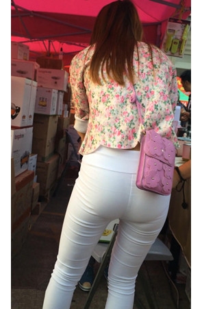 搞活动的花衣白紧裤妹子