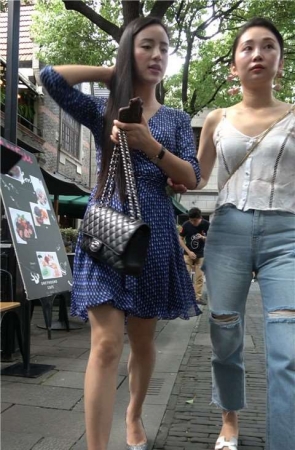 4K 气质性感街拍美女姐妹