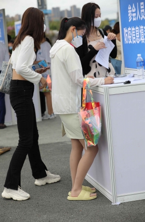 【街拍心灵】车展礼仪下班肉丝街拍高跟换拖鞋