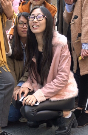 粉色外套皮裤眼镜妹