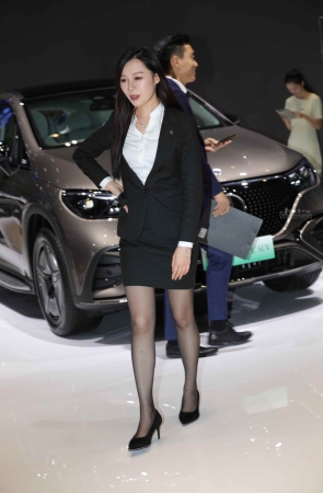 【街拍心灵】奔驰销售主播街拍黑丝高跟制服美腿