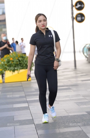 黑色紧身裤美眉