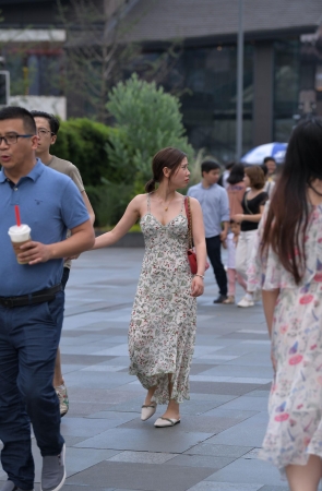 他，有一个丰满迷人的媳妇