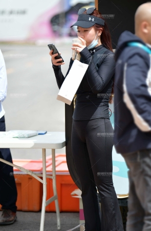 奶茶紧身黑裤美女