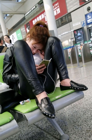 高铁站黑色紧身皮裤M坐姿白肤妹子