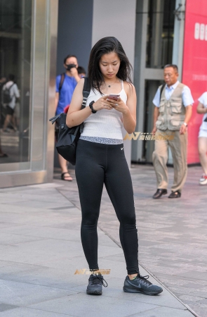 紧身运动黑裤女孩