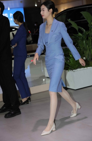 【街拍心灵】偶遇车展礼仪街拍超薄肉丝脱鞋在工作