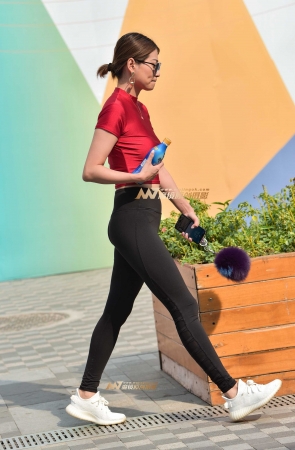 紧致健身弹力裤美女