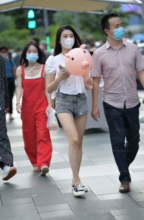 街拍拿着可爱气球的热裤小姐姐