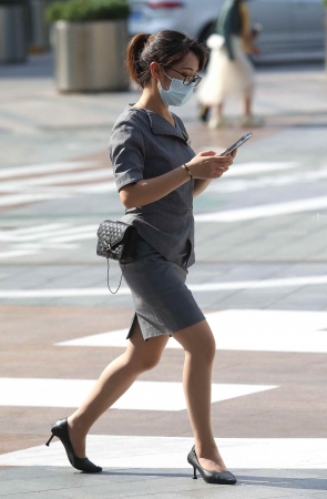 阳光下的肉丝高跟街拍OL