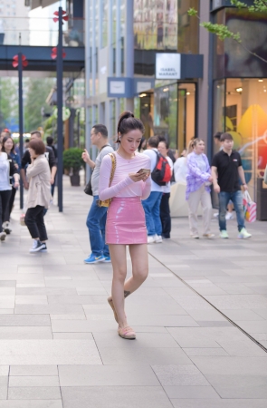 粉色的美腿女孩