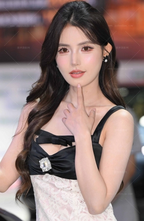 【摄神作品】25615-7√靓丽博主【套图➕4k视频】 12P