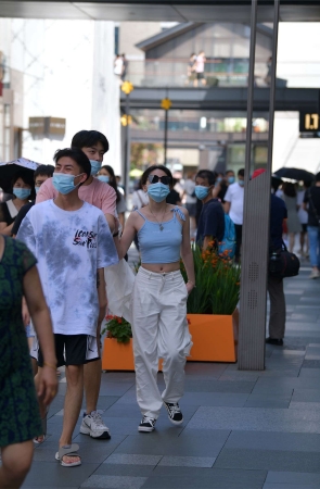 摄神街拍作品 – 震惊，豪放的小姐姐