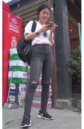 吸烟的黑色牛仔裤妹子