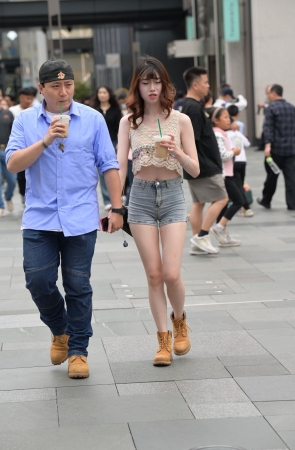 夏日美腿热裤女生