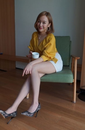 性感肉丝短裙配黄衫