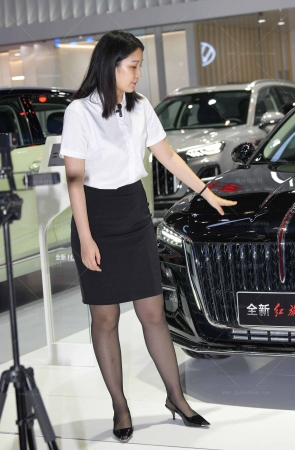 2469-51=109√白衬衫，黑裙，黑丝女主播【套图➕视频】 10P