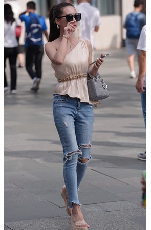 戴墨镜的妹子(36P)[702M/JPG]