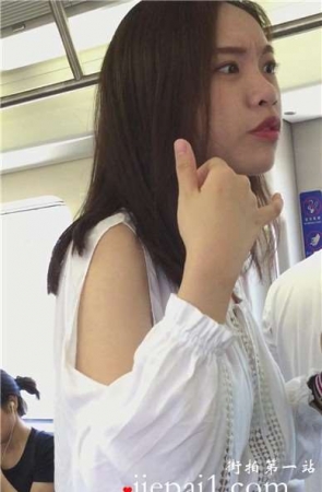 白嫩美腿小妹你地铁上跟闺蜜聊得欢。