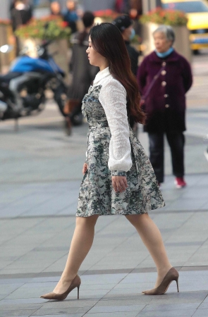 肉丝高跟街拍少妇-13P