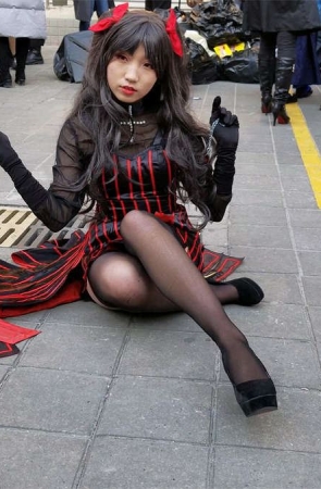 展会外拍的性感极品黑丝二次元cosplay少女