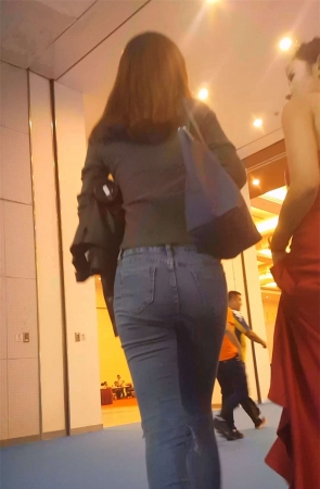 墨绿色T恤紧身蓝色牛仔裤美腿