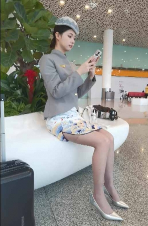 手机4K视频街拍灰丝空姐玩手机 2P