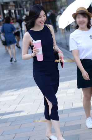 飘逸的无袖长裙