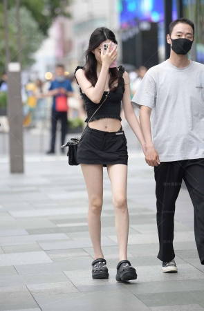 潇洒洒脱的活泼女人240302-6-50 15P