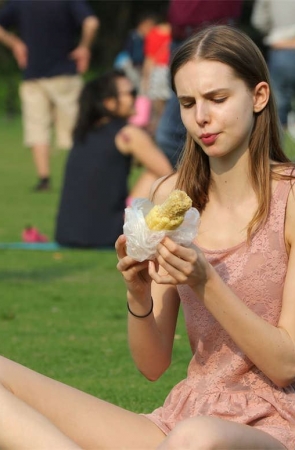 No1261 东欧范金发美少女盘腿啃玉米的样子都能迷倒你