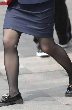 诱惑黑丝街拍OL