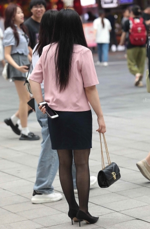 诱惑街拍黑丝高跟shaofu
