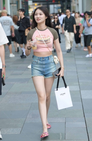 23721-2=73√美腿爱穿拖鞋，热裤女生 14P