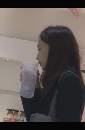 很多女孩站着就能把鞋行云流水般试了