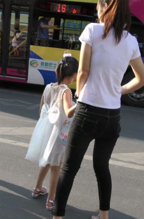 气质妈妈的金色系带凉鞋