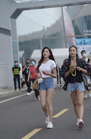 两位热裤美腿美眉